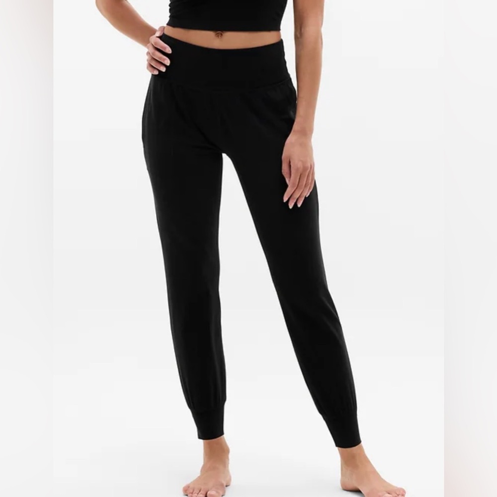 Athleta salutation jogger size M